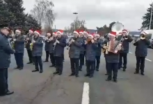 Photo of video | Primiți colindătorii? Fanfara Poliției de Frontieră s-a pornit să-i bucure pe cei care se grăbesc să ajungă acasă de sărbători