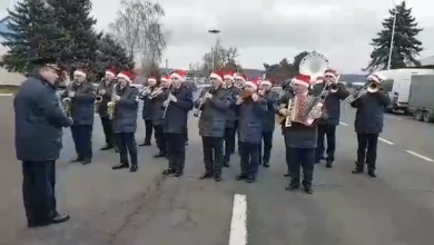 Photo of video | Primiți colindătorii? Fanfara Poliției de Frontieră s-a pornit să-i bucure pe cei care se grăbesc să ajungă acasă de sărbători