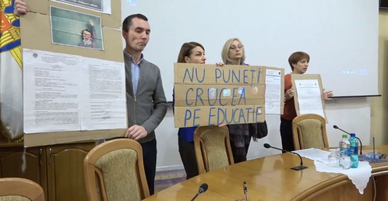 Photo of video | Copiii, duși la slujbe în timpul orelor? Mai mulți părinți cer demolarea bisericii de pe teritoriul unei grădinițe din sectorul Râșcani