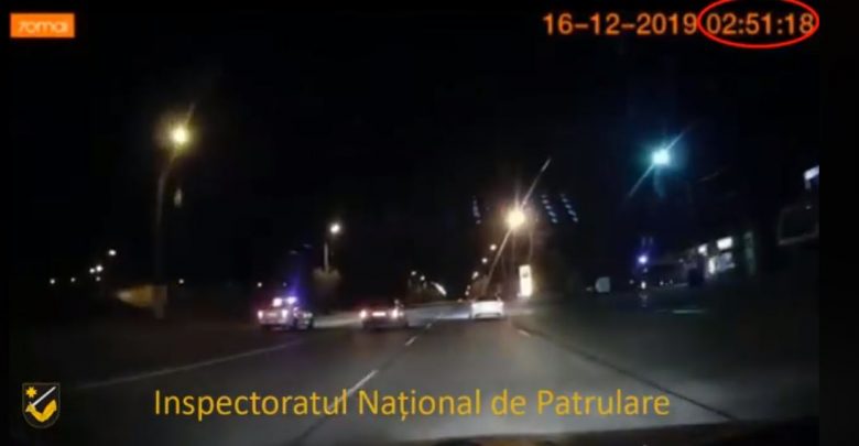 Photo of video | Urmărire ca în filme pe străzile capitalei. Patru adolescenți au fugit minute în șir de echipajele poliției cu o mașină răpită