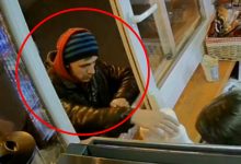 Photo of video | Suspectat că ar fi pus mâna pe un telefon străin. Poliția solicită ajutorul cetățenilor pentru a da de urma acestui tânăr