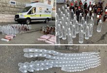 Photo of video | Intenționau să obțină venit, dar riscă amenzi. Doi comercianți din adiacentul Pieței Centrale, prinși de polițiști cu alcool și țigări contrafăcute