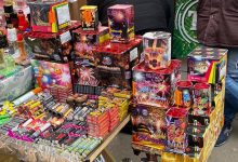 Photo of video | Fiți atenți de unde cumpărați focuri de artificii! Doi tineri, reținuți în timp ce comercializau ilegal articole pirotehnice lângă Piața Centrală