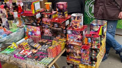 Photo of video | Fiți atenți de unde cumpărați focuri de artificii! Doi tineri, reținuți în timp ce comercializau ilegal articole pirotehnice lângă Piața Centrală