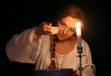 Photo of Pune busuioc sub pernă, fă o turtă din aluat sărat și dezbracă-te între două oglinzi. 10 ritualuri ca să îți vezi ursitul în noaptea sfântului Andrei