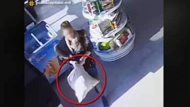 Photo of video | Surprinsă de camerele de supraveghere cum fură din mai multe localuri. O femeie din Chișinău este cercetată de oamenii legii