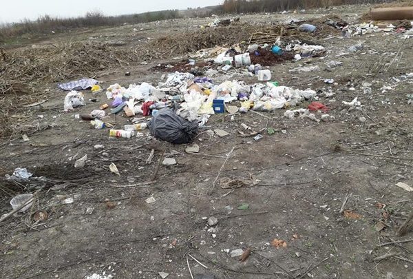 Photo of foto | Imagini dezolante în apropiere de Sculeni. O gunoiște a fost improvizată pe un câmp de la marginea drumului