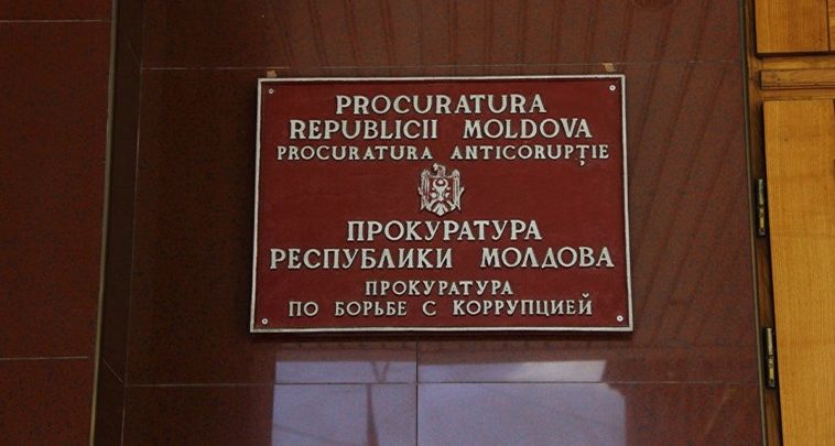 Photo of video | O angajată a Procuraturii ar fi fost violată după petrecerea corporativă. Momentul în care victima este târâtă de agresori într-un taxi