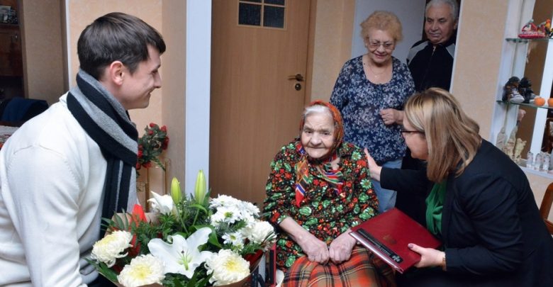 Photo of foto | Au primit flori, bani și le-au povestit oficialilor despre viața lor. Trei persoane centenare, felicitate de Primăria capitalei