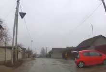 Photo of video | A condus fără permis o mașină străină și a tamponat un pieton. Un bărbat în stare de ebrietate s-a izbit cu automobilul de un gard în timp ce fugea de polițiști