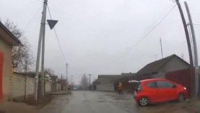 Photo of video | A condus fără permis o mașină străină și a tamponat un pieton. Un bărbat în stare de ebrietate s-a izbit cu automobilul de un gard în timp ce fugea de polițiști