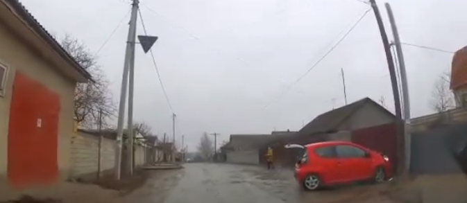 Photo of video | A condus fără permis o mașină străină și a tamponat un pieton. Un bărbat în stare de ebrietate s-a izbit cu automobilul de un gard în timp ce fugea de polițiști
