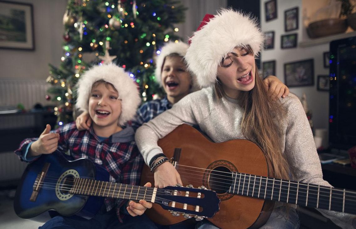 молодежь в парке с гитарой. поют возле дома. поют возле дома. мальчик с гармошкой. молодежь на скамейке.