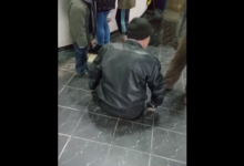 Photo of video | Un bărbat cu dizabilități din Bălți, nevoit să se târâie pentru a ajunge la ghișeul unei întreprinderi. „Nici nu putem visa la o rampă”