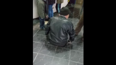 Photo of video | Un bărbat cu dizabilități din Bălți, nevoit să se târâie pentru a ajunge la ghișeul unei întreprinderi. „Nici nu putem visa la o rampă”