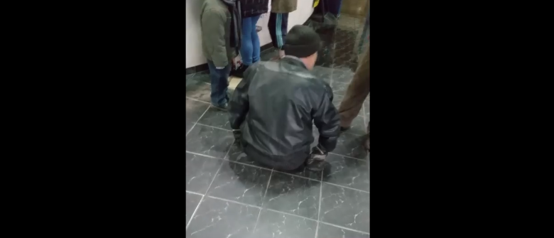 Photo of video | Un bărbat cu dizabilități din Bălți, nevoit să se târâie pentru a ajunge la ghișeul unei întreprinderi. „Nici nu putem visa la o rampă”