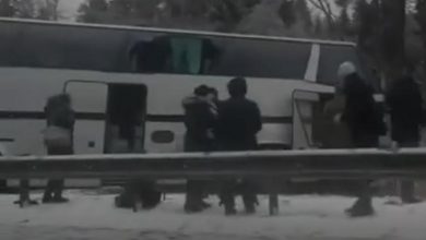 Photo of video | Un autocar cu turiști, care circula pe ruta Sankt-Petersburg – Moldova, implicat într-un accident în Rusia. Șoferul a decedat pe loc