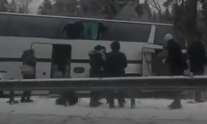 Photo of video | Un autocar cu turiști, care circula pe ruta Sankt-Petersburg – Moldova, implicat într-un accident în Rusia. Șoferul a decedat pe loc
