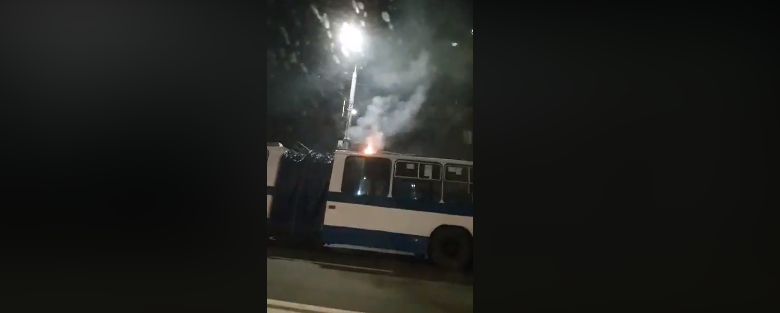 Photo of video | Un troleibuz din capitală a fost cuprins de fum și scântei. Ce spune șeful RTEC?