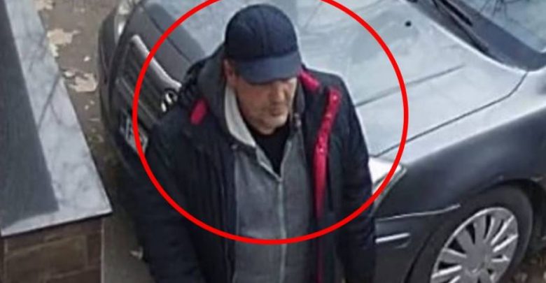 Photo of video | Anunță poliția dacă l-ai recunoscut. Bărbatul din imagine este căutat pentru că ar fi furat 11.000 de lei dintr-un vestiar