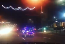Photo of video | Sania lui Moș Crăciun a fost modernizată? O mașină împodobită cu ghirlande, vedetă pe străzile din Chișinău