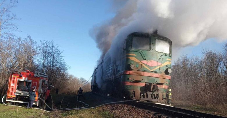 Photo of video | Un tren cu 54 de vagoane a luat foc în apropiere de Vulcănești. Două echipaje de pompieri, la fața locului