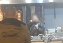 Photo of foto, video | Un bărbat a intrat într-un local din capitală, a pus mâna pe cuțite și a amenințat că își va pune capăt zilelor
