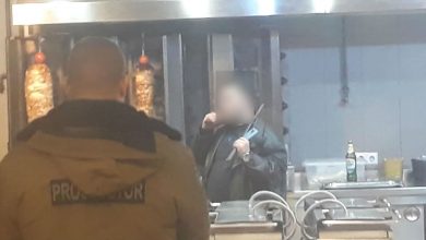 Photo of foto, video | Un bărbat a intrat într-un local din capitală, a pus mâna pe cuțite și a amenințat că își va pune capăt zilelor