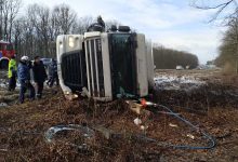 Photo of foto | Un autocamion care transporta miez de nucă s-a răsturnat lângă Condrița. Șoferul, salvat de pompieri