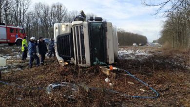 Photo of foto | Un autocamion care transporta miez de nucă s-a răsturnat lângă Condrița. Șoferul, salvat de pompieri