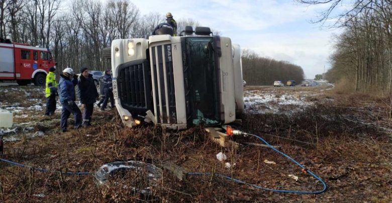 Photo of foto | Un autocamion care transporta miez de nucă s-a răsturnat lângă Condrița. Șoferul, salvat de pompieri