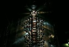 Photo of video | Chișinăul, surprins de un pom de Crăciun uriaș… format din mașini. „Decorațiunile” pe patru roți au creat magie în capitală