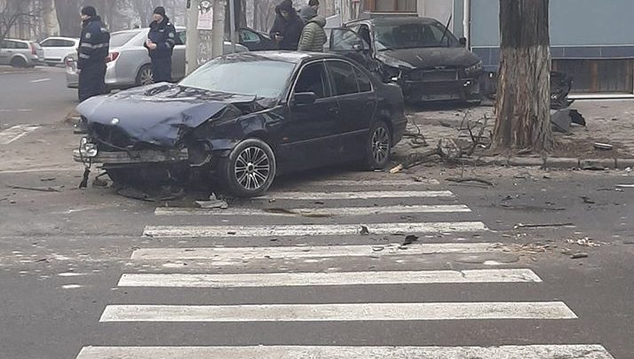 Photo of foto | Accident matinal în centrul capitalei. O femeie a ajuns la spital după ce două automobile s-au tamponat violent