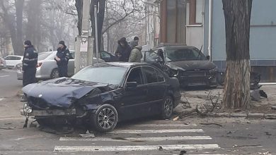 Photo of foto | Accident matinal în centrul capitalei. O femeie a ajuns la spital după ce două automobile s-au tamponat violent