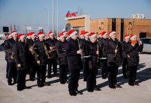 Photo of foto, video | Fanfara Poliţiei de frontieră a îmbrăcat căciulițele de Moș Crăciun și a felicitat toți moldovenii cu ocazia ajunului sărbătorii Sfântul Vasile