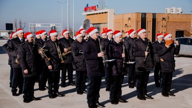 Photo of foto, video | Fanfara Poliţiei de frontieră a îmbrăcat căciulițele de Moș Crăciun și a felicitat toți moldovenii cu ocazia ajunului sărbătorii Sfântul Vasile