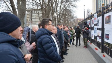 Photo of video | Minut de reculegere și lumânări în fața Președinției. Oamenii condamnă „ valul de crime care a revoltat întreaga societate” în cadrul unui flashmob