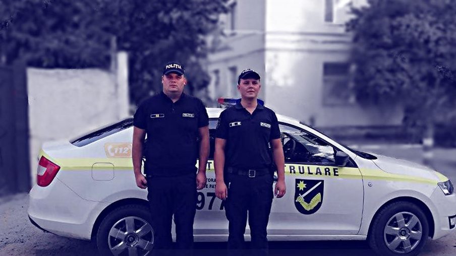 Photo of O femeie aflată în travaliu, ajutată de doi polițiști să ajungă de la Căușeni la o maternitate din capitală. Unul dintre ofițeri se afla la datorie chiar de ziua sa de naștere