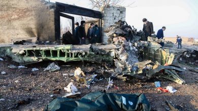 Photo of Își așteptau apropiații la aeroport, dar au aflat de la jurnaliști că avionul s-a prăbușit. Drama prin care au trecut rudele celor care au decedat în Iran