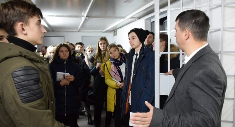 Photo of foto | De la liceu – în izolatorul CNA. 23 de elevi din Costeşti au făcut un tur la Centrul Naţional Anticorupţie