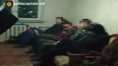 Photo of video | Și-ar fi transformat locuința în speluncă de droguri. Un tânăr din capitală, care avea permanent „oaspeți”, a ajuns în vizorul poliției