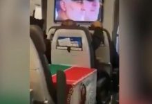 Photo of video | Într-o cutie de carton, aşezată pe un scaun dintr-un avion civil. Astfel ar fi fost transportate rămășițele lui Soleimani în Iran