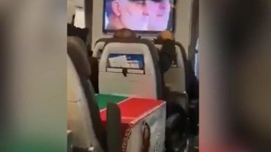 Photo of video | Într-o cutie de carton, aşezată pe un scaun dintr-un avion civil. Astfel ar fi fost transportate rămășițele lui Soleimani în Iran