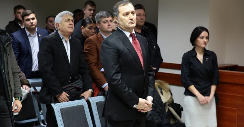 Photo of video | Filat s-a dus la ședința Curții de Apel cu „ghiozdanul pregătit”. Ex-premierul spune că nu avea certitudinea că va rămâne în libertate