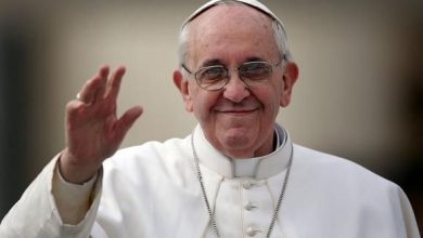 Photo of video | Papa Francisc, surprins cum lovește mâna unei femei. Ce l-a influențat să facă acest gest?