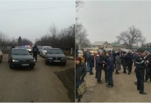 Photo of foto | Oamenii din Elizaveta au blocat drumul din sat. Localnicii nu sunt mulțumiți de pedeapsa solicitată de procurori pentru carabinierul care ar fi omorât un tânăr