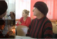 Photo of video | Nu are electricitate acasă, dar își face regulat temele. O femeie de 58 de ani visează să devină premianta clasei a treia