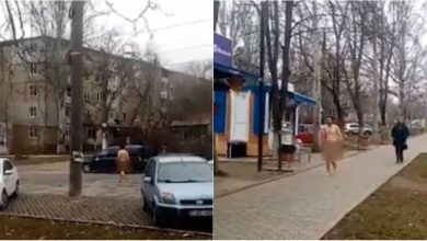 Photo of video 18+ | Îi era cald și a ieșit afară să se aerisească? Un bărbat, surprins cum se plimbă dezbrăcat pe o stradă din capitală