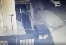 Photo of video | Ar fi sărit la oaspetele său cu toporul în timpul unui conflict. Petrecerea a doi amici, încheiată cu spitalizarea unuia și arestul altuia