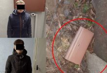 Photo of video | Doi tineri ar fi jefuit o femeie care se deplasa pe o stradă din Chișinău. Ce pedeapsă riscă să primească?